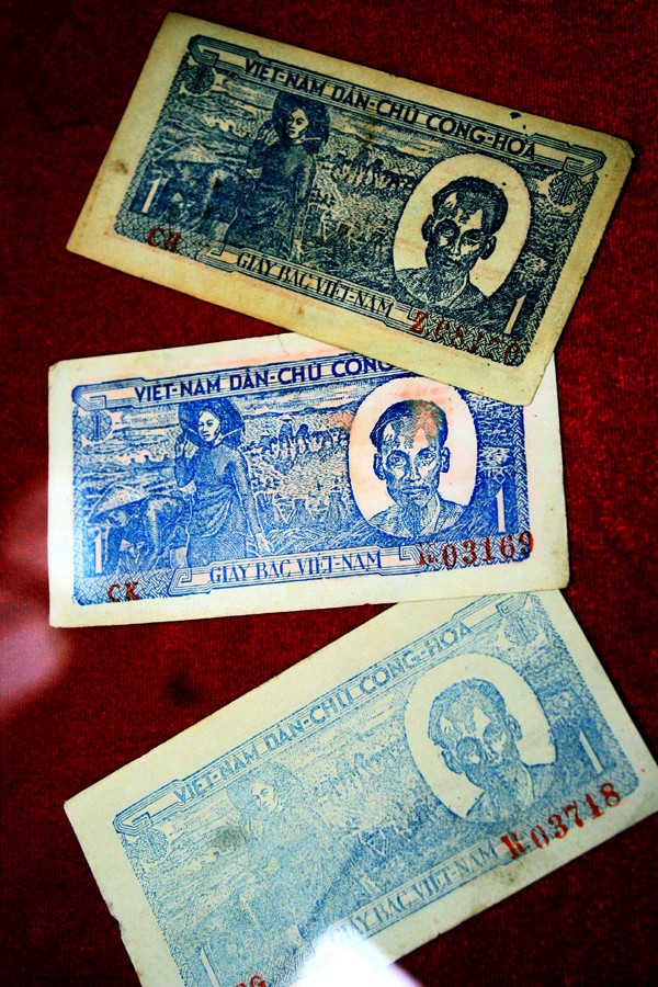 Chủ sở hữu những đồng tiền bằng giấy trước và sau cách mạng tháng 8/1945 là của ông Nguyễn Văn Thạo (Bắc Ninh). Ông Thạo đã phải mất rất nhiều công sức mới sưu tầm được.